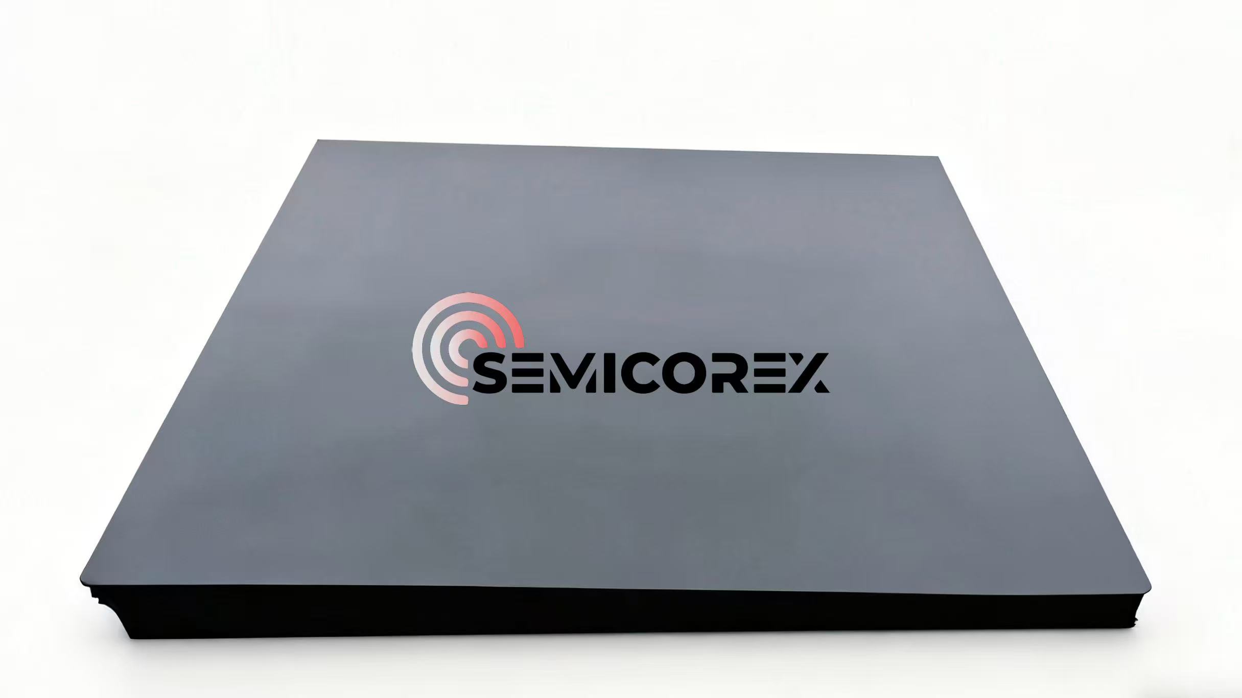 ¿Cuáles son las características de la cerámica de alúmina negra?