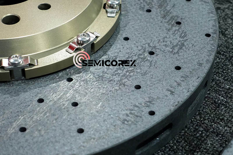 Análisis de sistemas de frenos compuestos carbono-cerámicos.